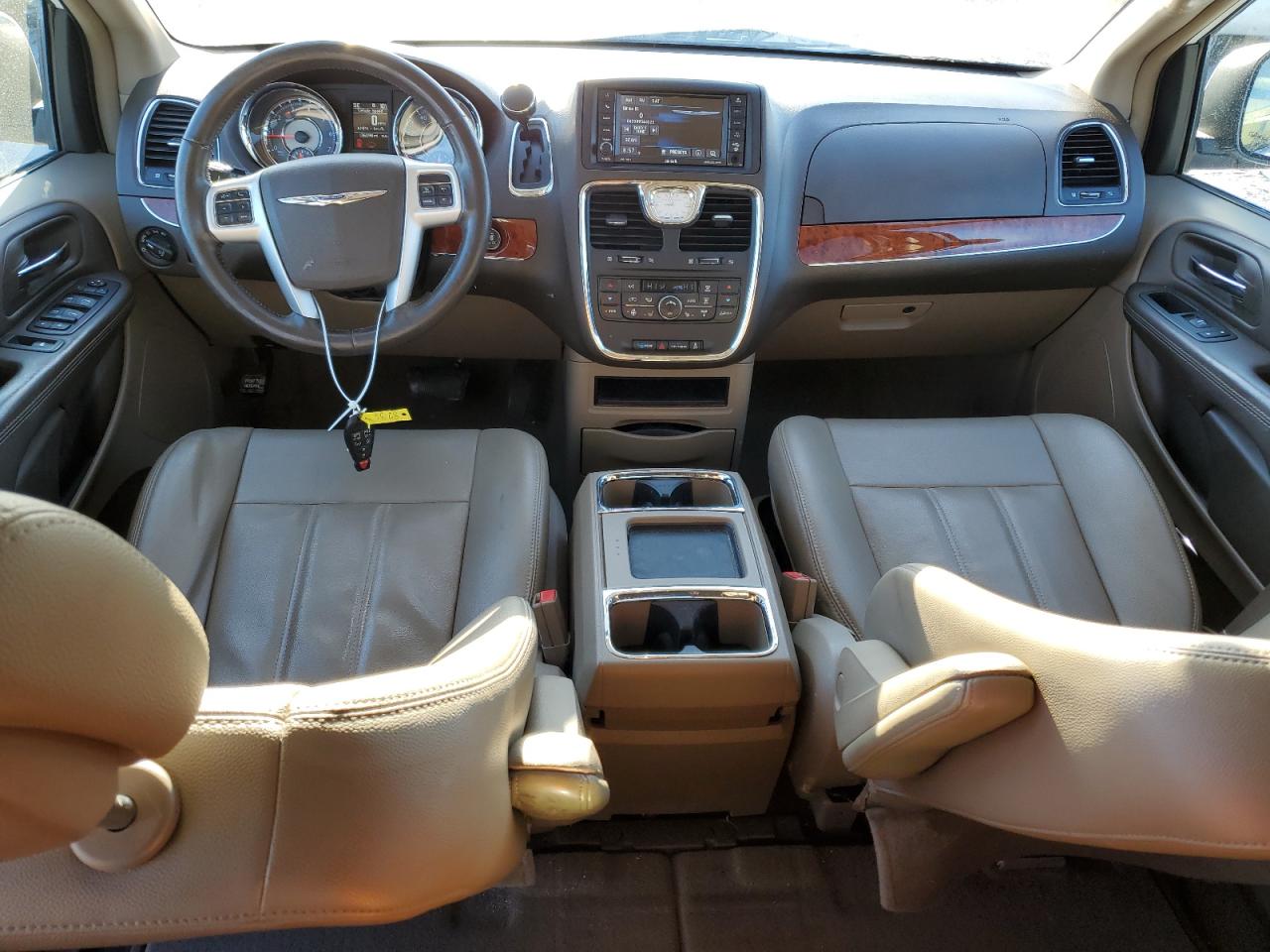2015 Chrysler Town & Country - Image 8