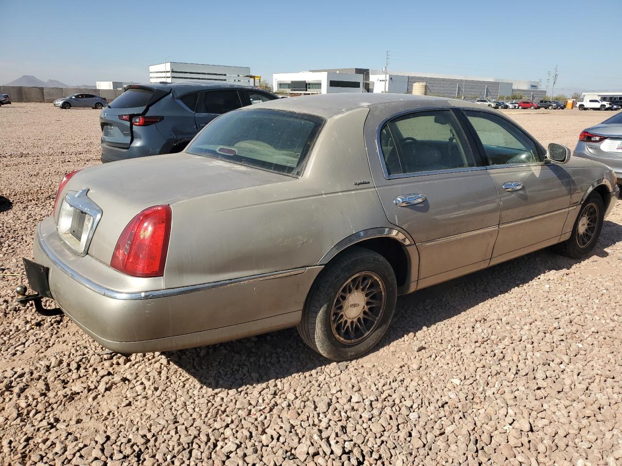 2000 Lincoln Town Car - Image 3