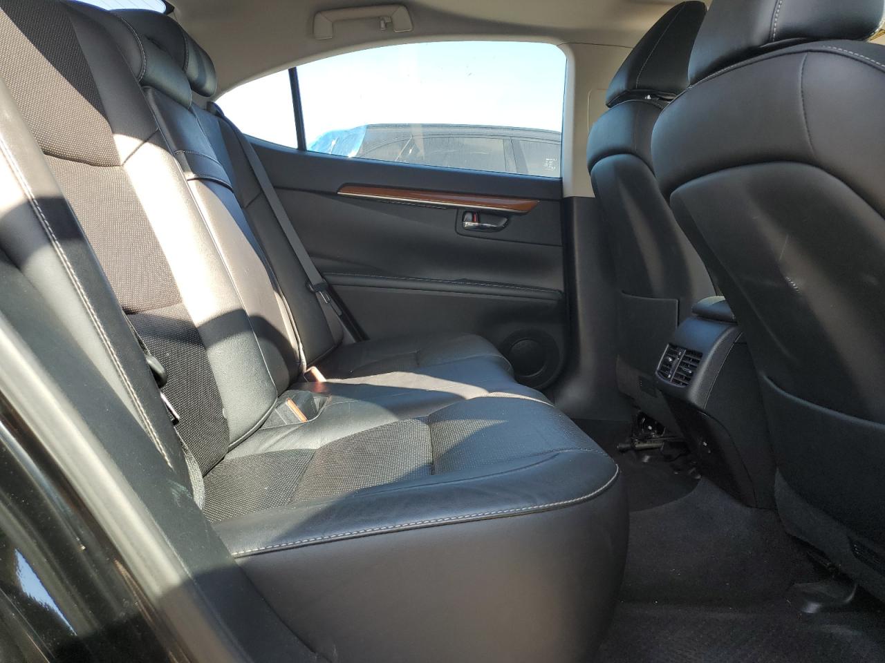 2015 Lexus ES - Image 10