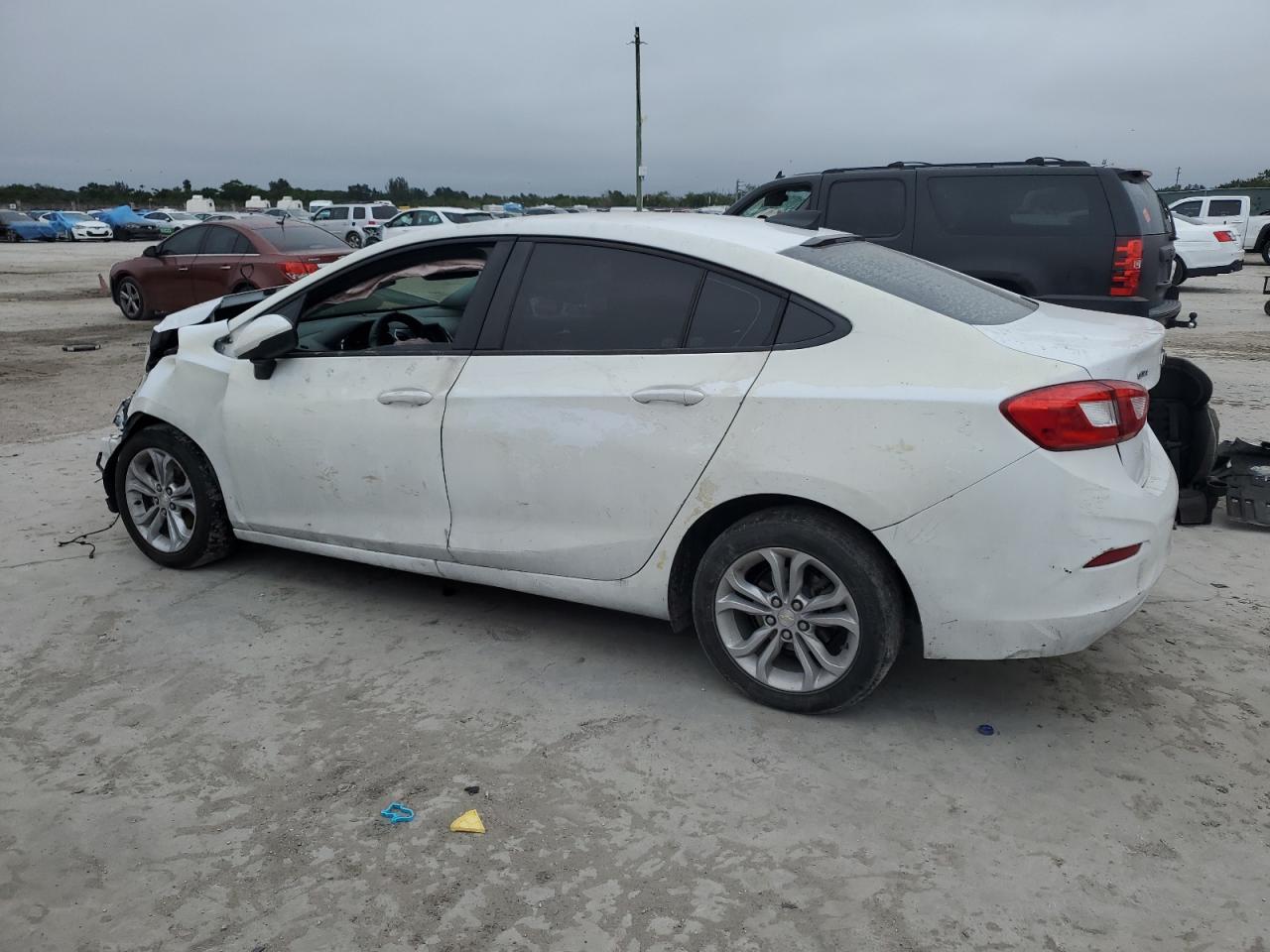 2019 Chevrolet Cruze - Image 2