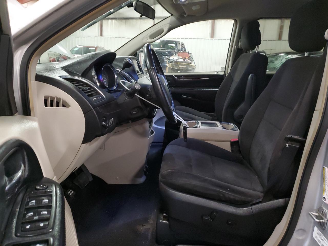 2011 Chrysler Town & Country - Image 7