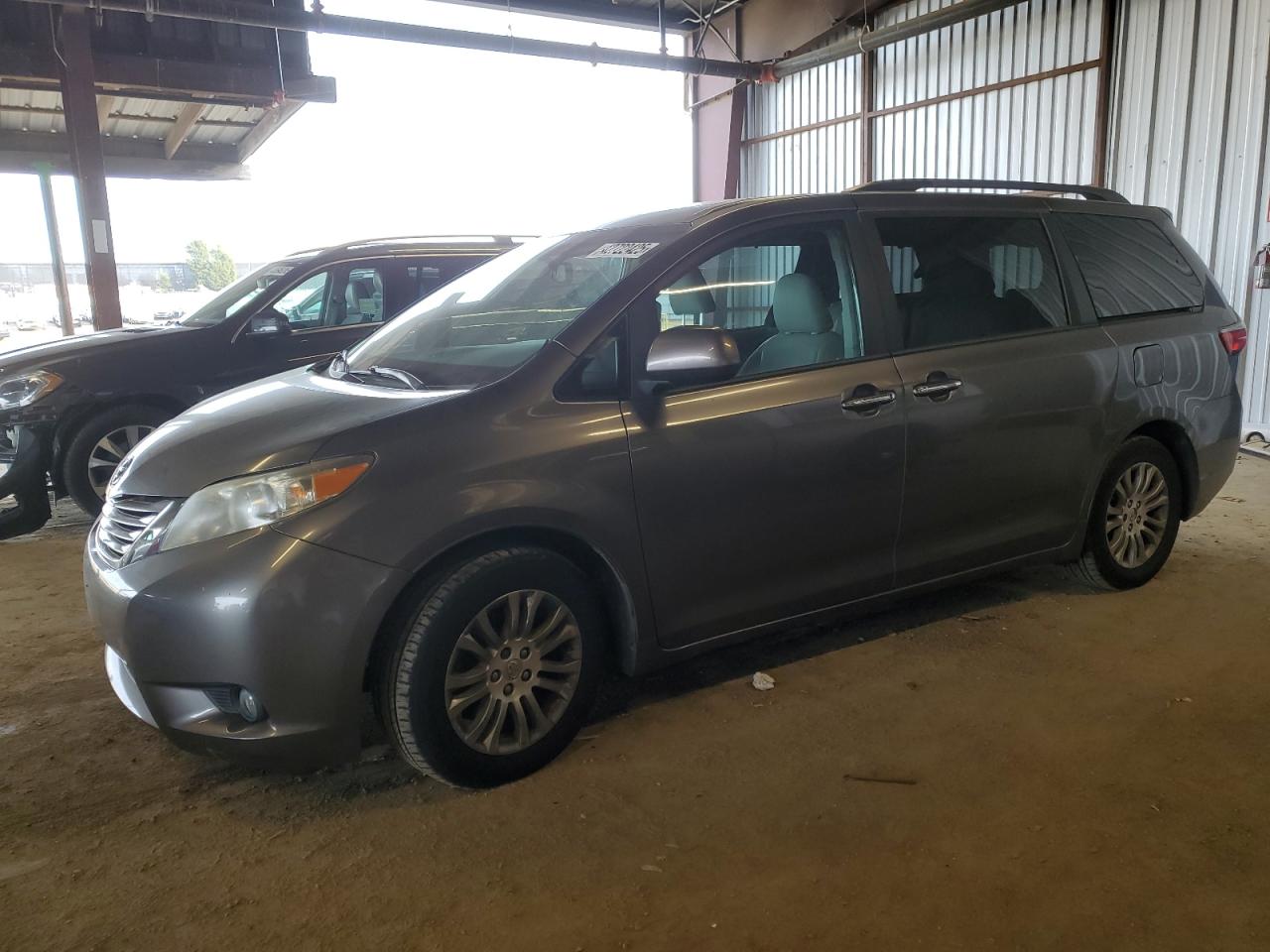 2015 Toyota Sienna - Image 1