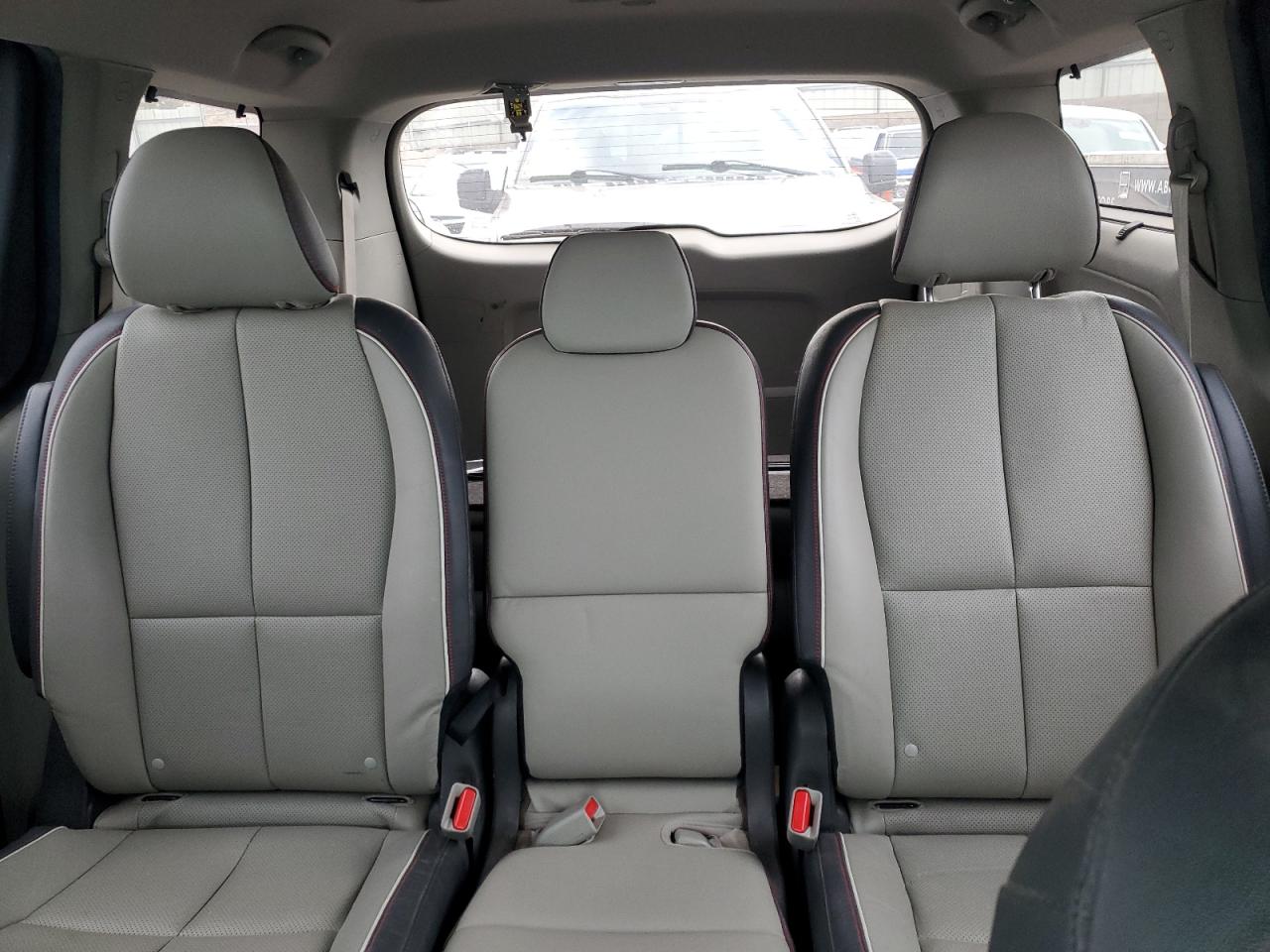 2015 Kia Sedona - Image 10