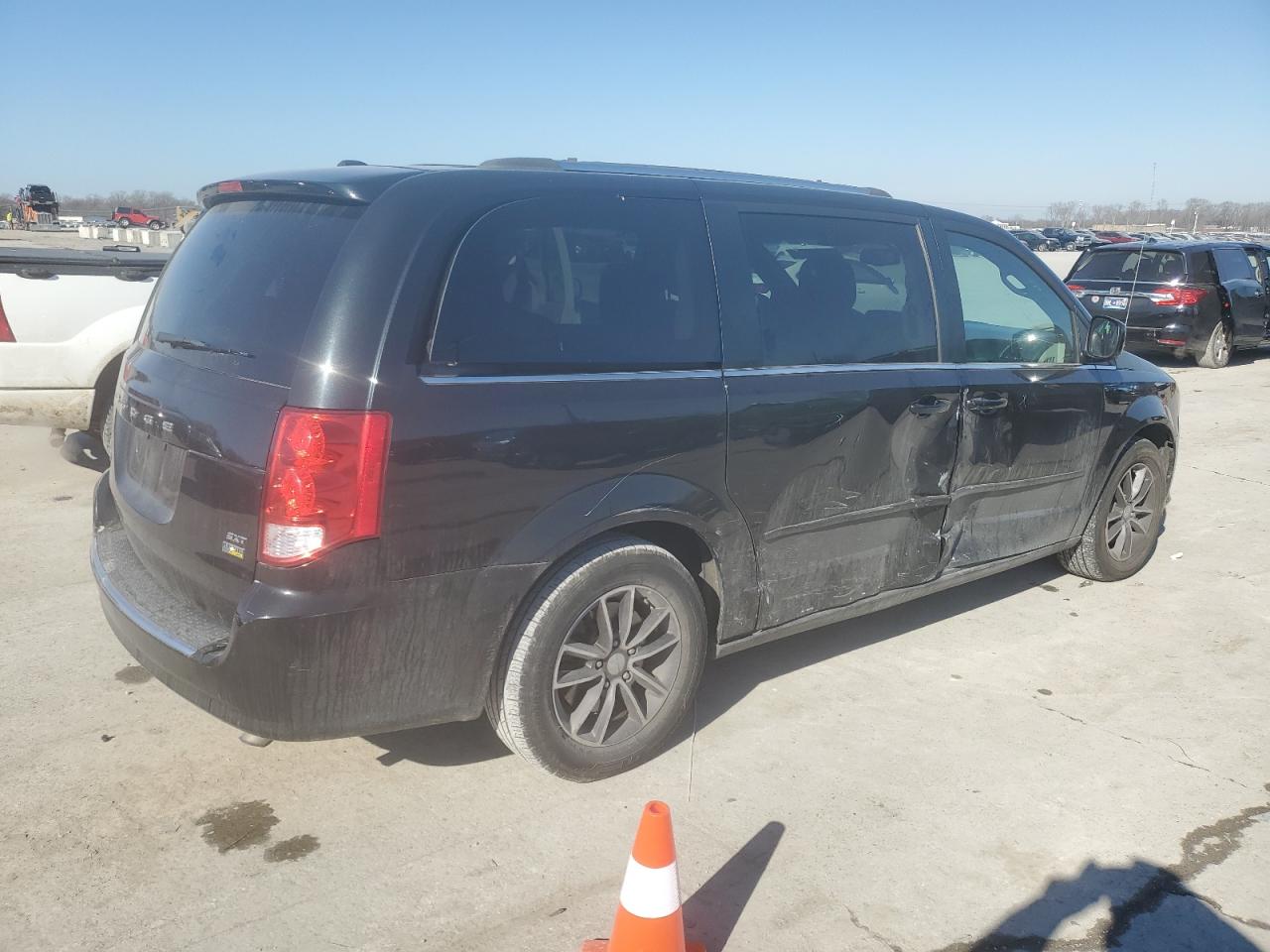 2017 Dodge Caravan - Image 3