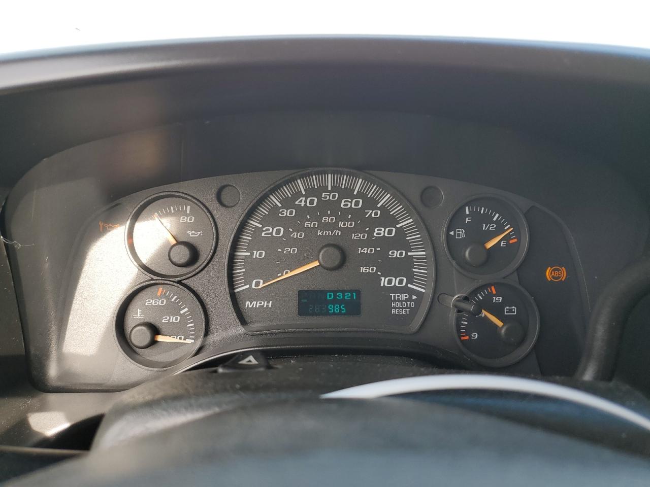 2004 Chevrolet Express - Image 9