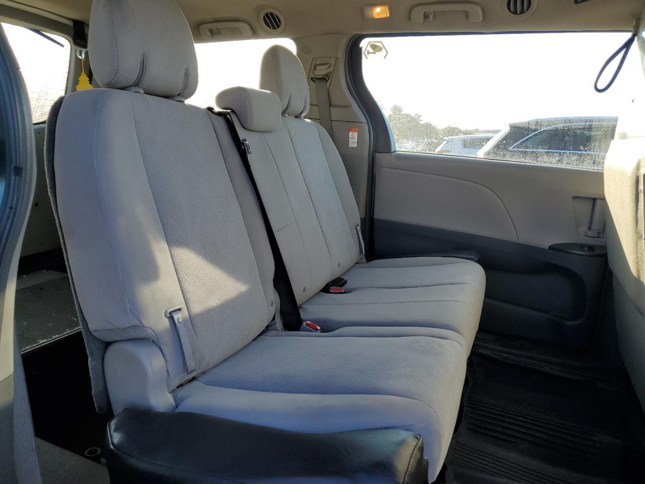 2017 Toyota Sienna - Image 11