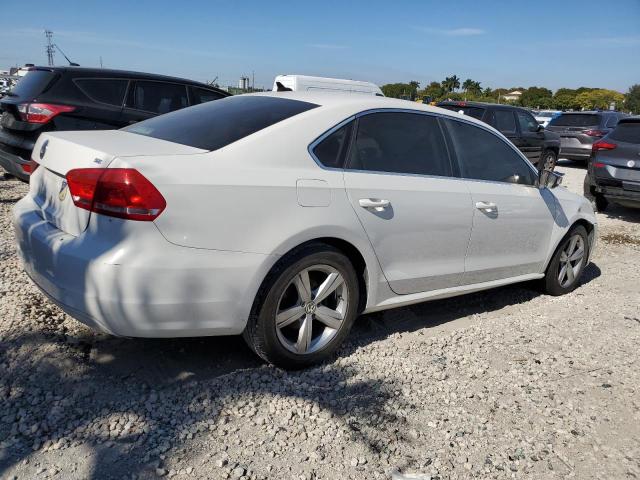 Sedans VOLKSWAGEN PASSAT 2012 White