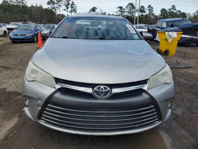 Sedans TOYOTA CAMRY 2017 Srebrny