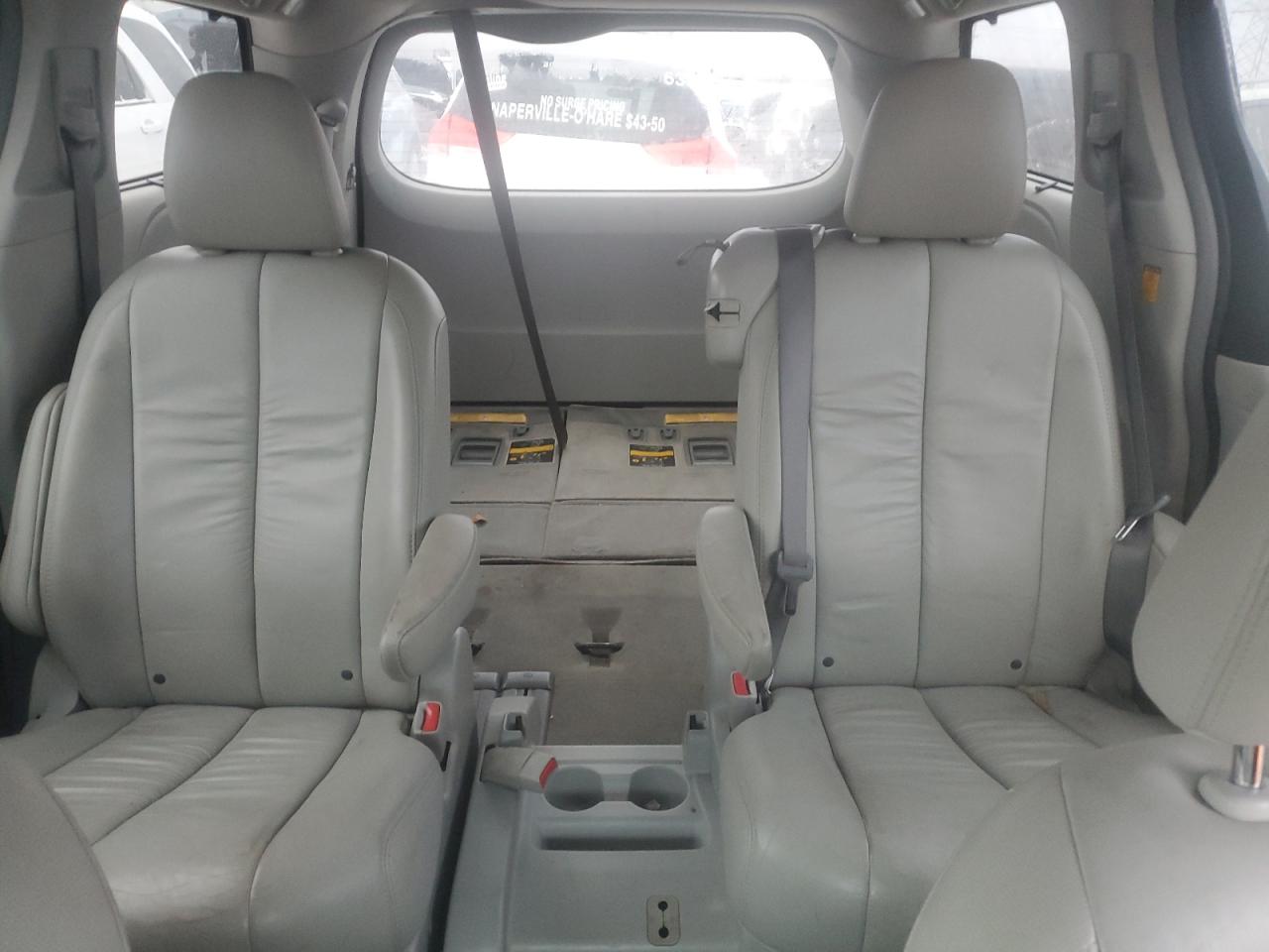 2011 Toyota Sienna - Image 10