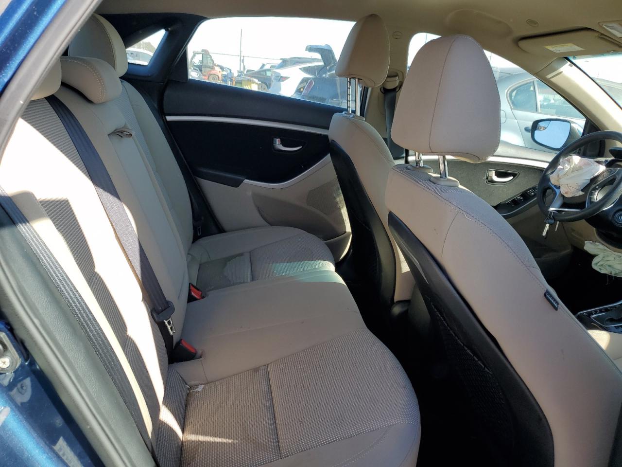 2016 Hyundai Elantra - Image 10