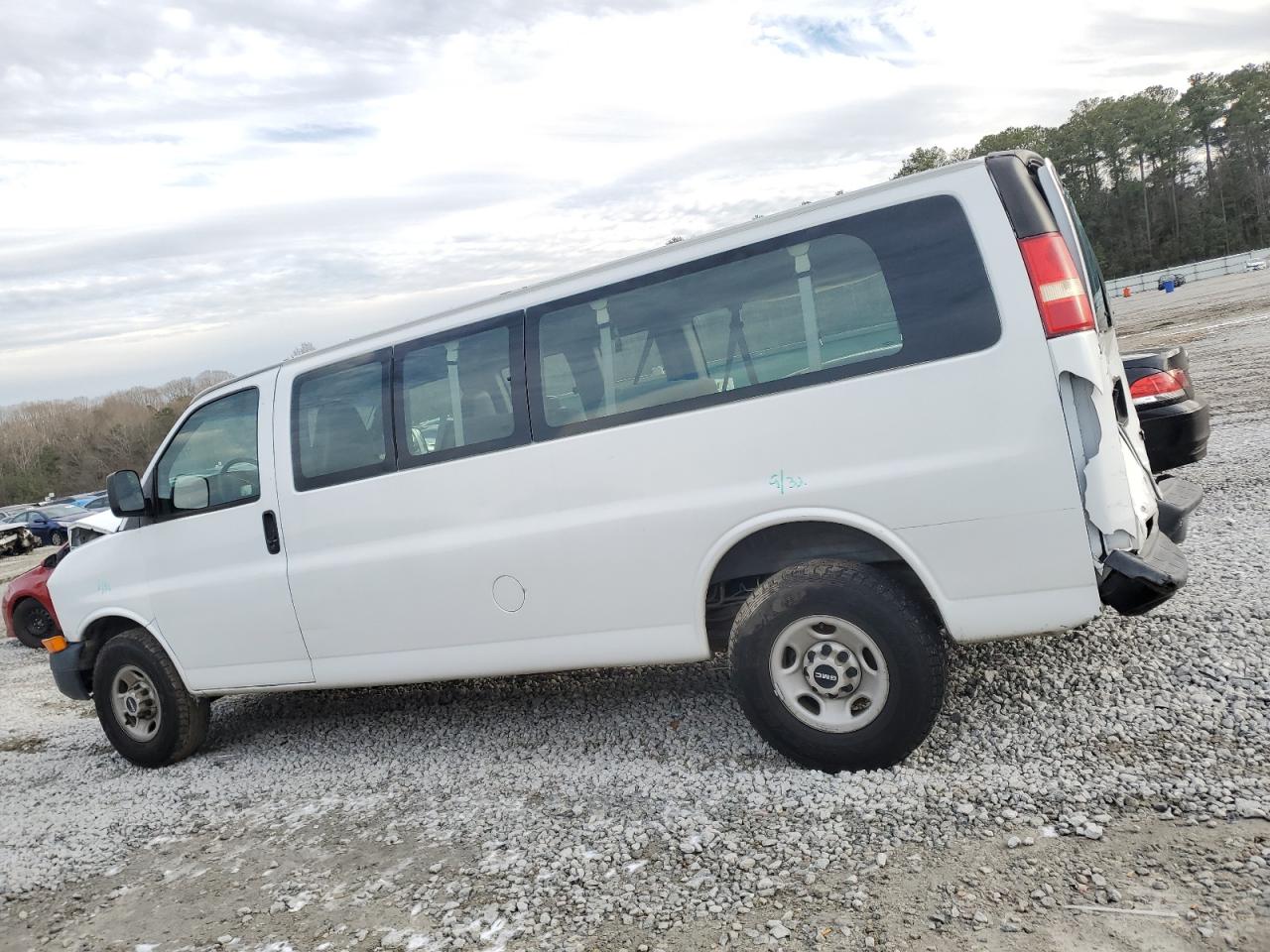 2007 GMC Savana - Image 2