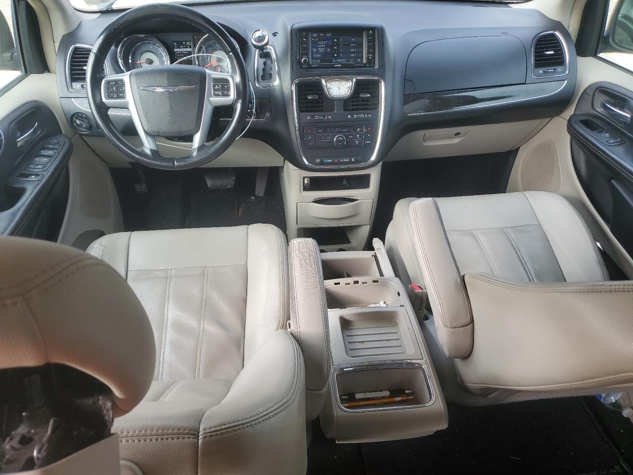 2013 Chrysler Town & Country - Image 8
