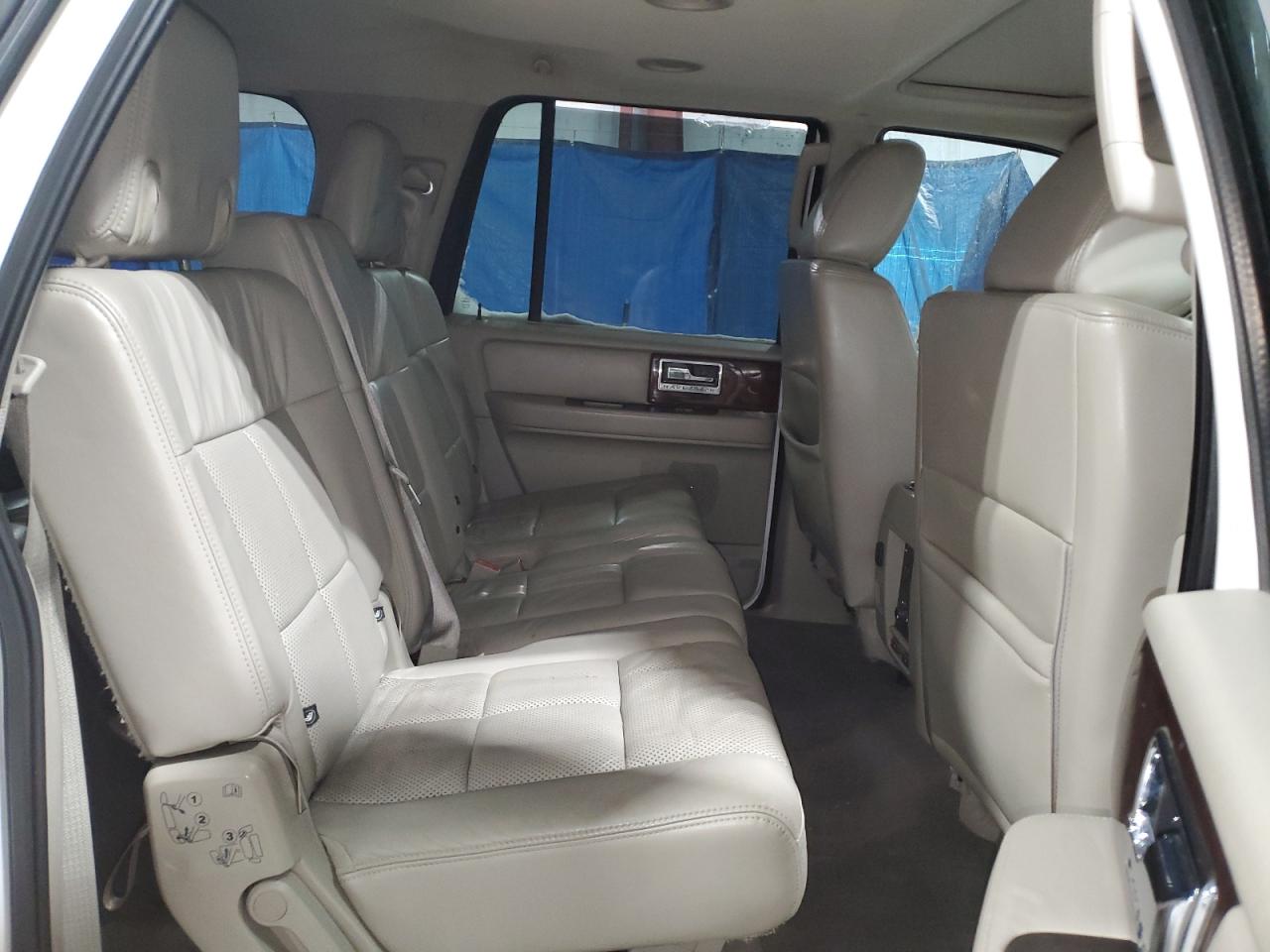 2012 Lincoln Navigator - Image 11
