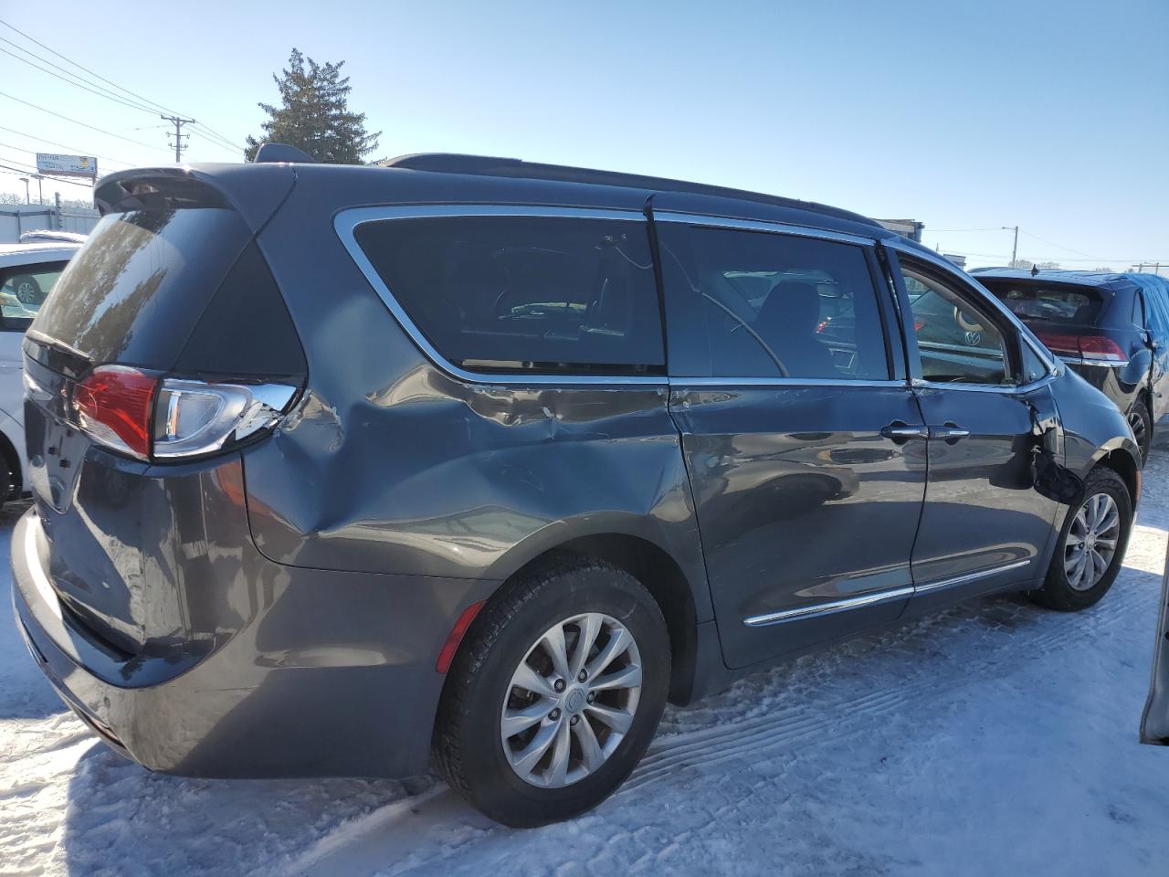 2017 Chrysler Pacifica - Image 3