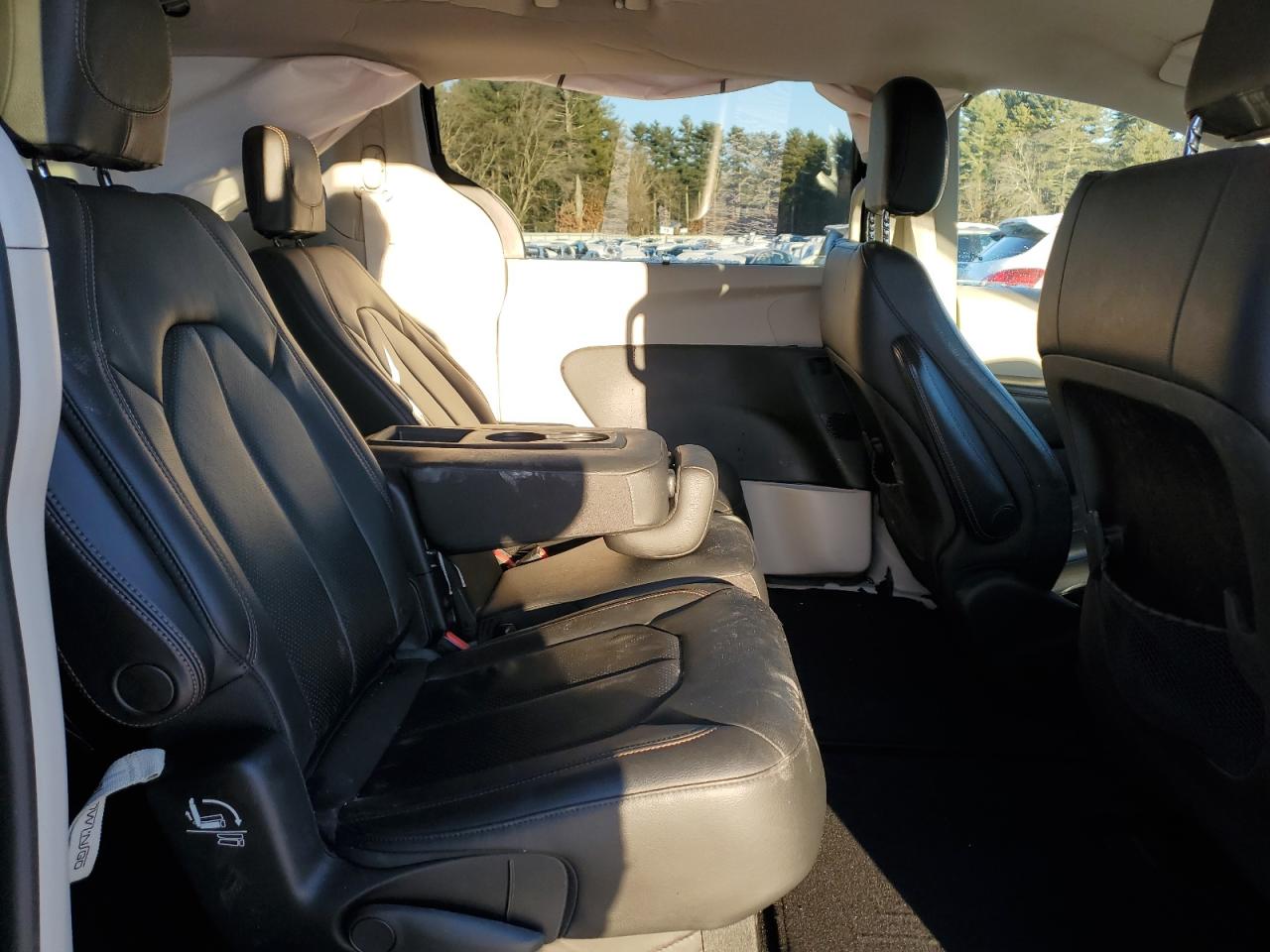 2019 Chrysler Pacifica - Image 11