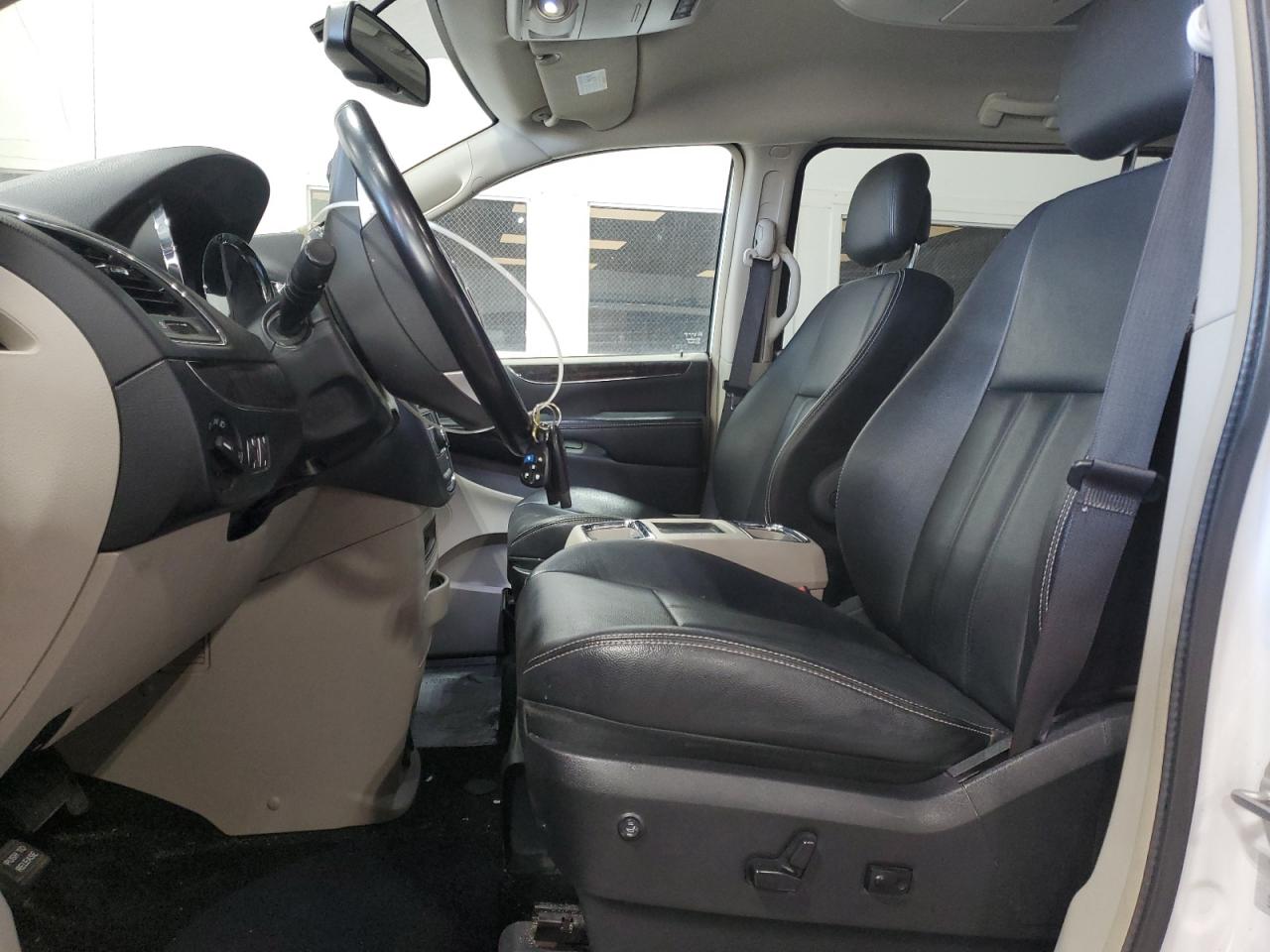 2016 Chrysler Town & Country - Image 7