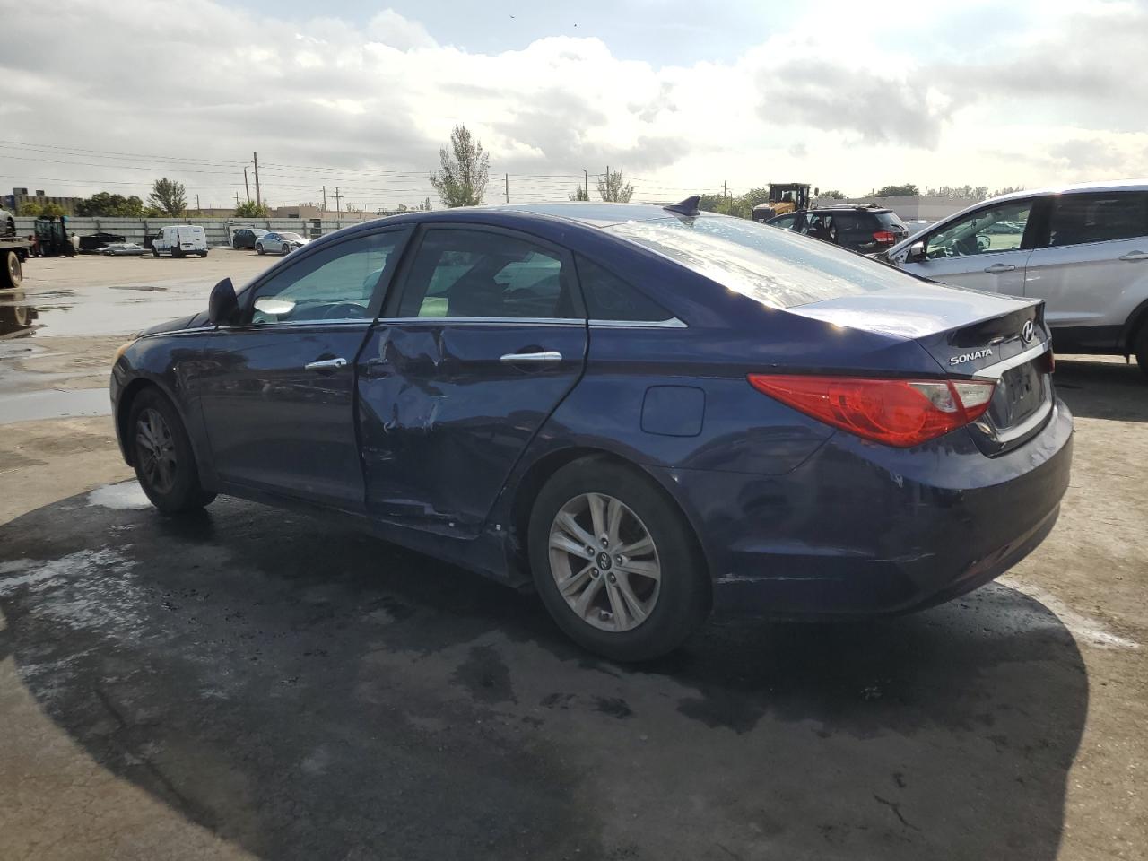 2011 Hyundai Sonata - Image 2