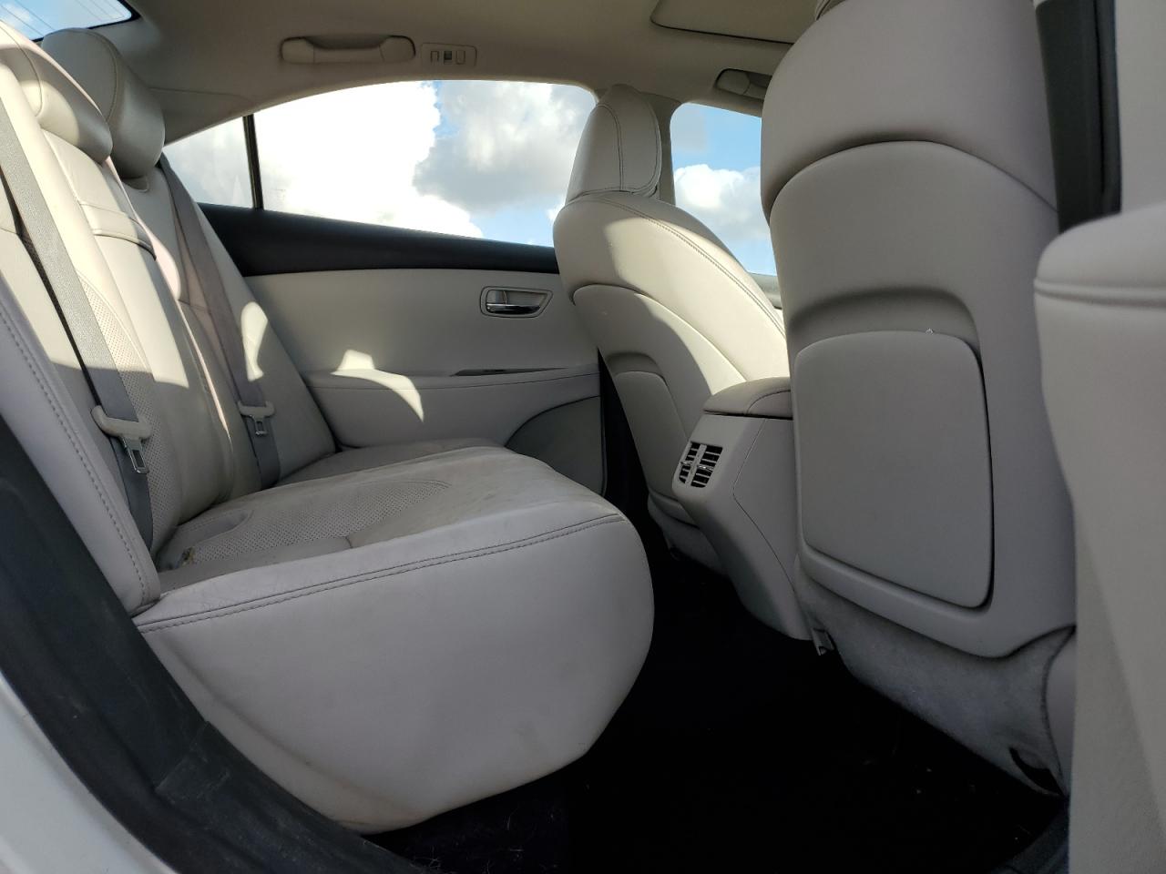 2011 Lexus ES - Image 10