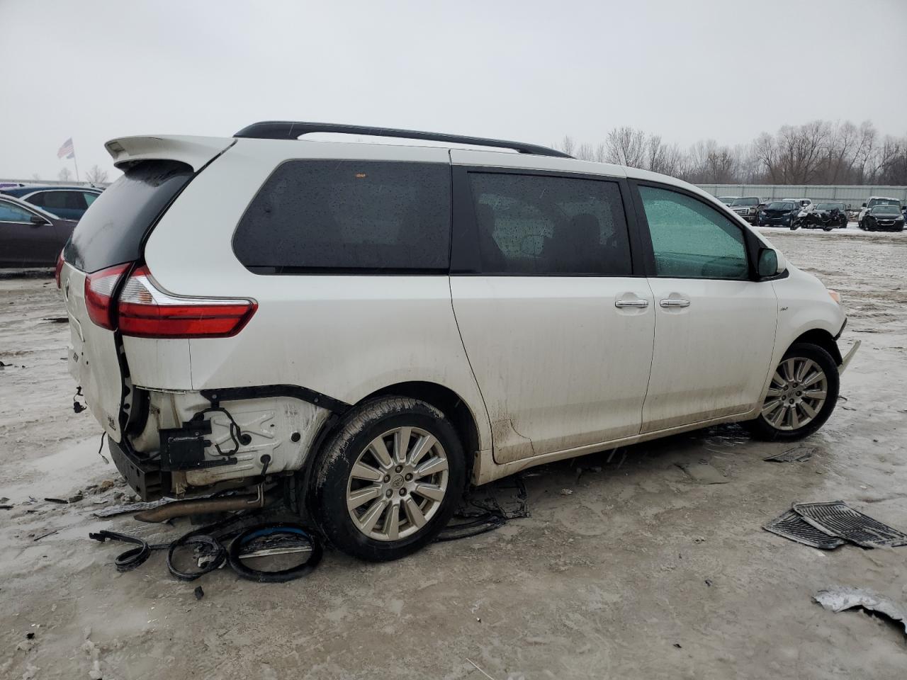 2017 Toyota Sienna - Image 3