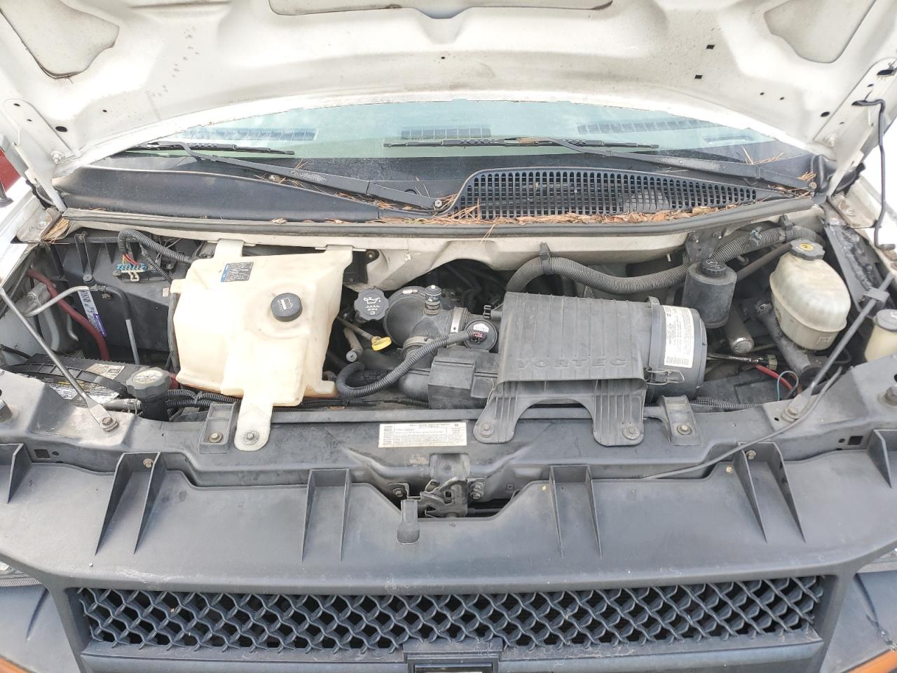 2004 Chevrolet Express - Image 12