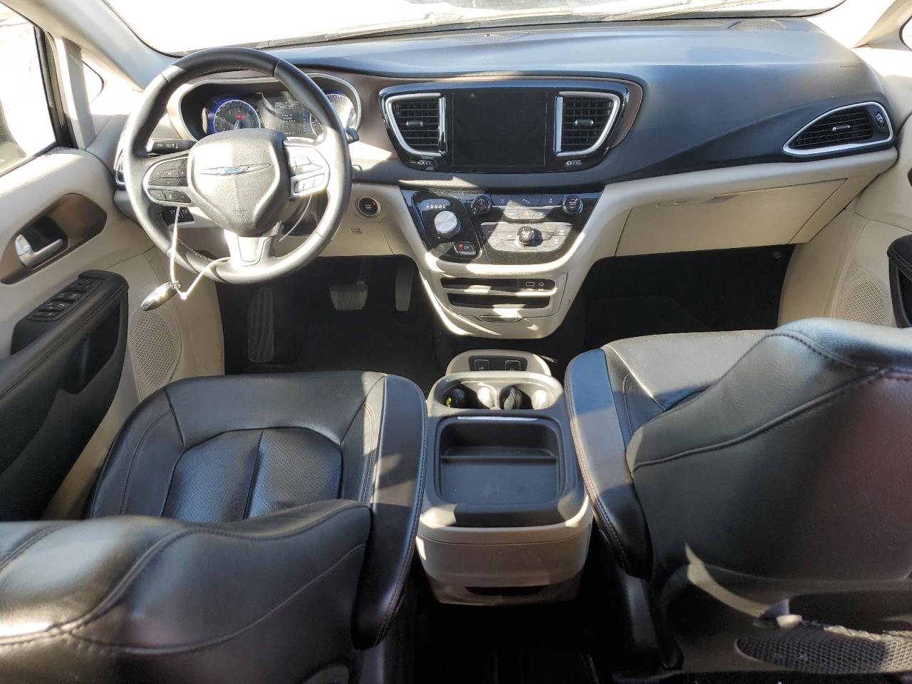 2018 Chrysler Pacifica - Image 8