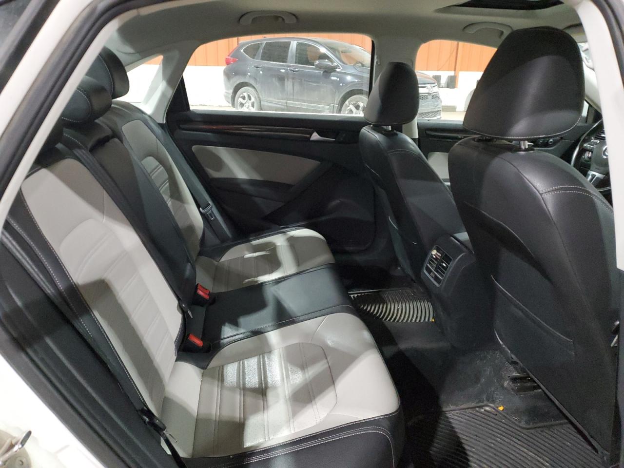 2015 Volkswagen Passat - Image 10