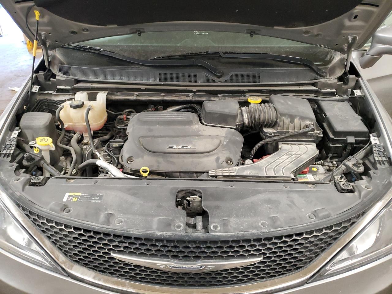 2018 Chrysler Pacifica - Image 12