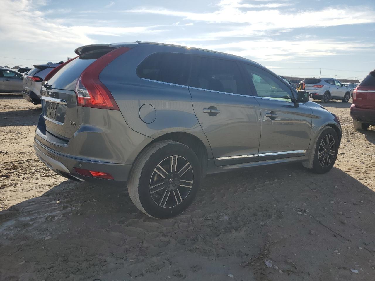 2017 Volvo XC60 - Image 3