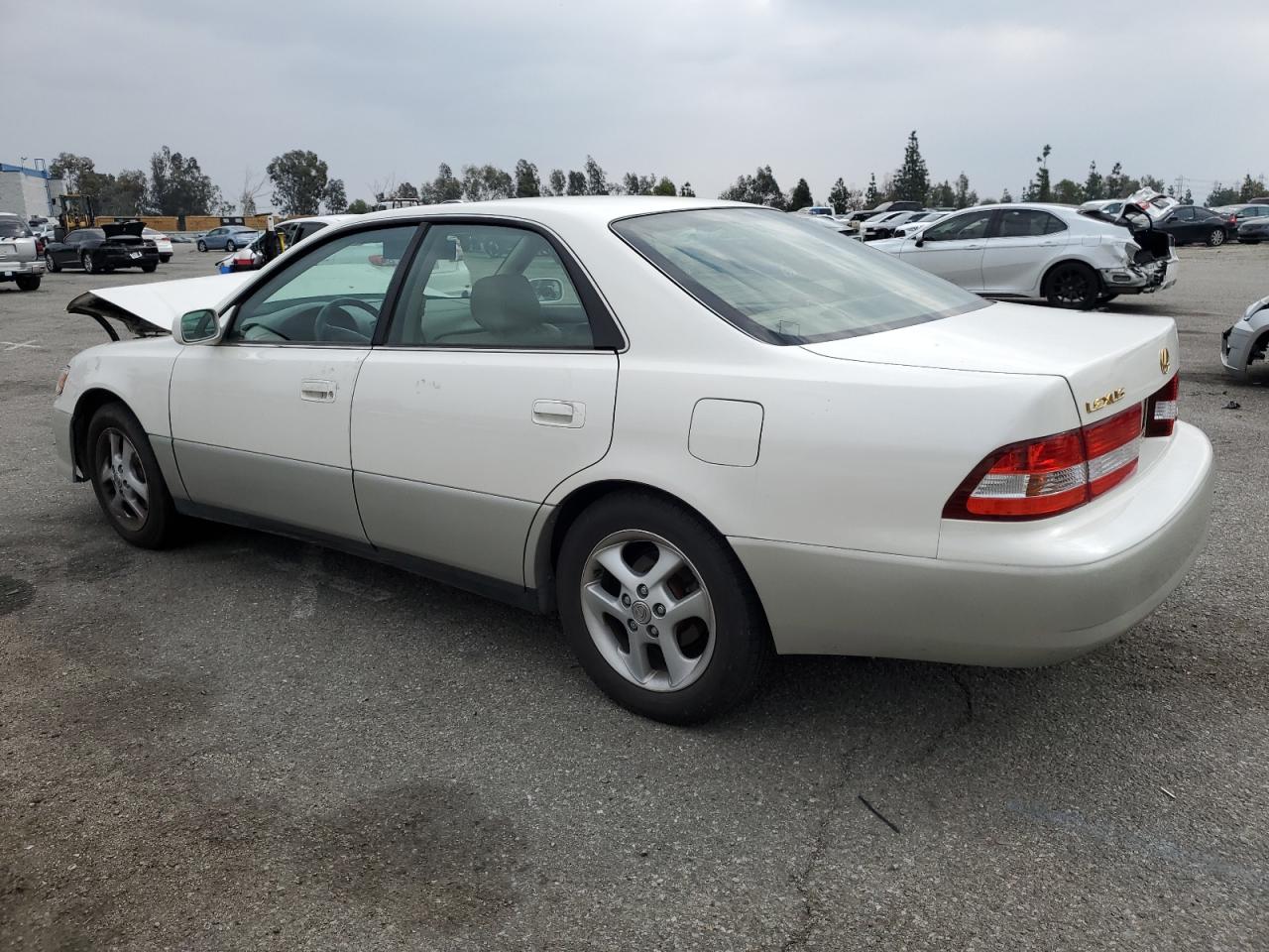 2000 Lexus ES - Image 2