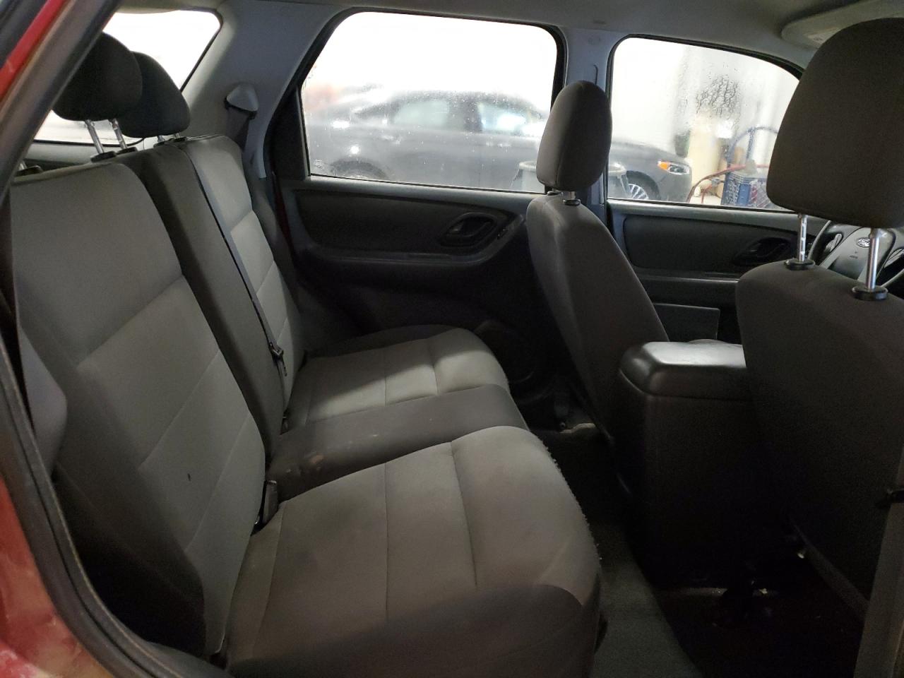 2005 Ford Escape - Image 11