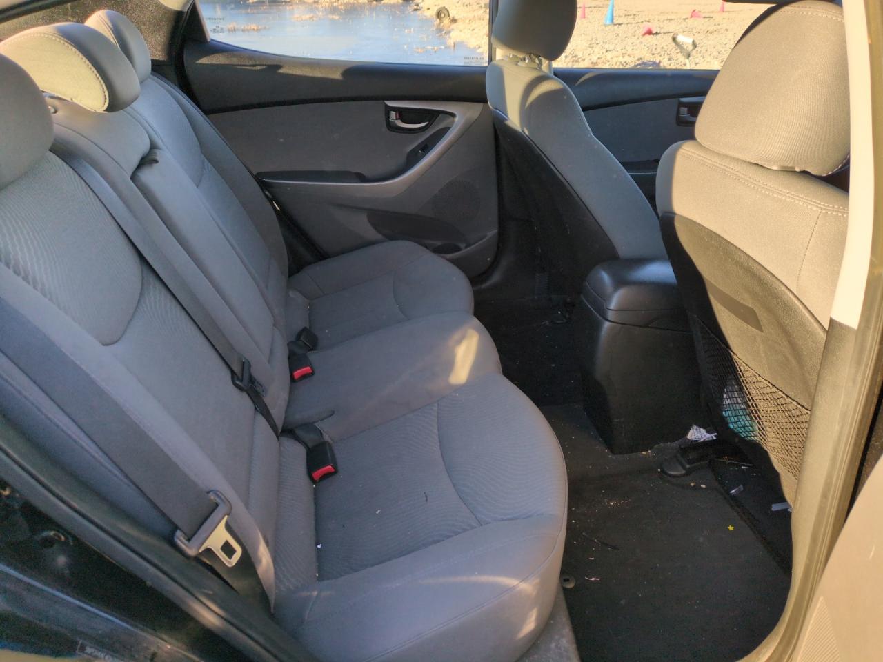 2016 Hyundai Elantra - Image 10