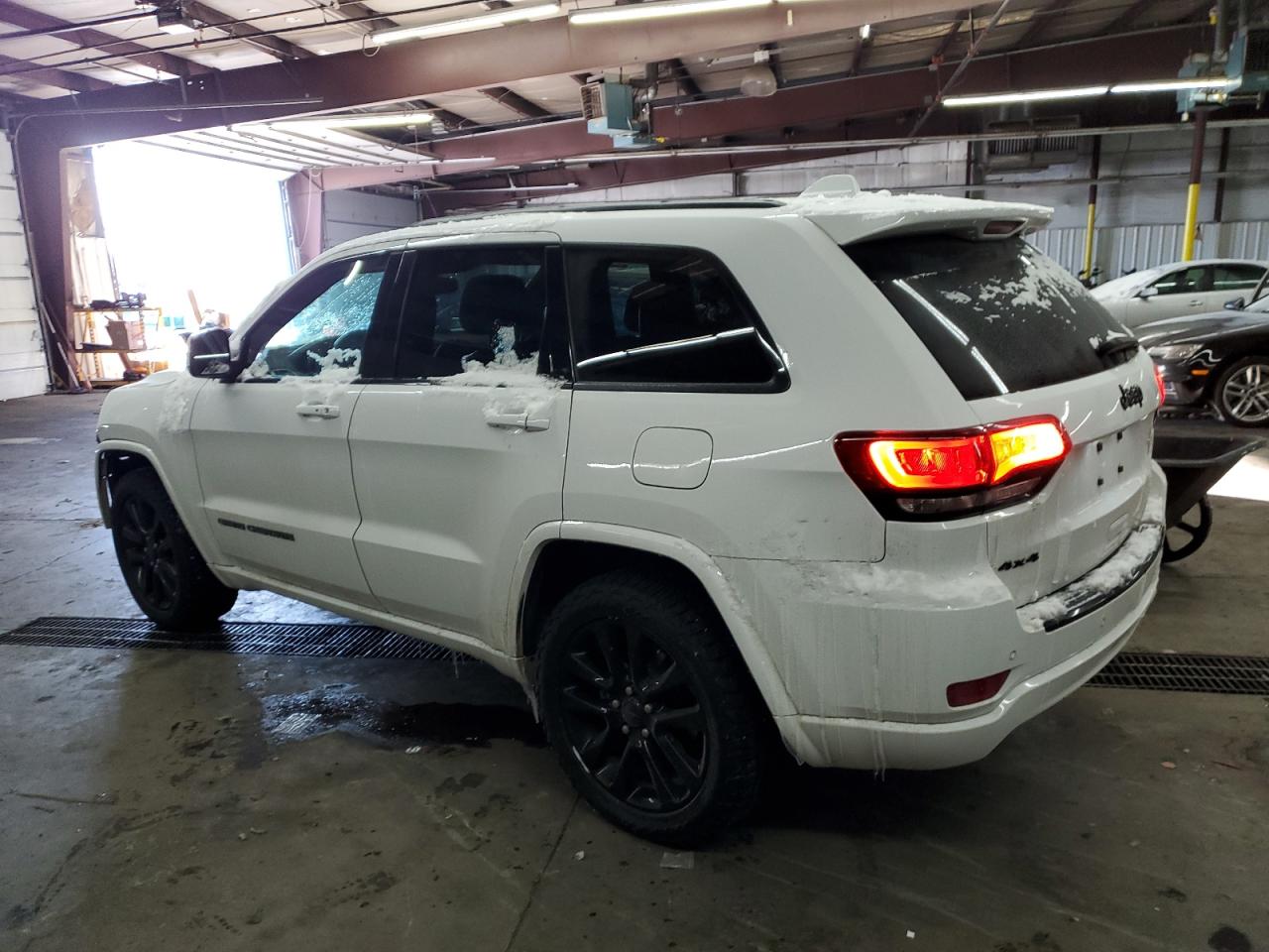 2017 Jeep Grand Cherokee - Image 2