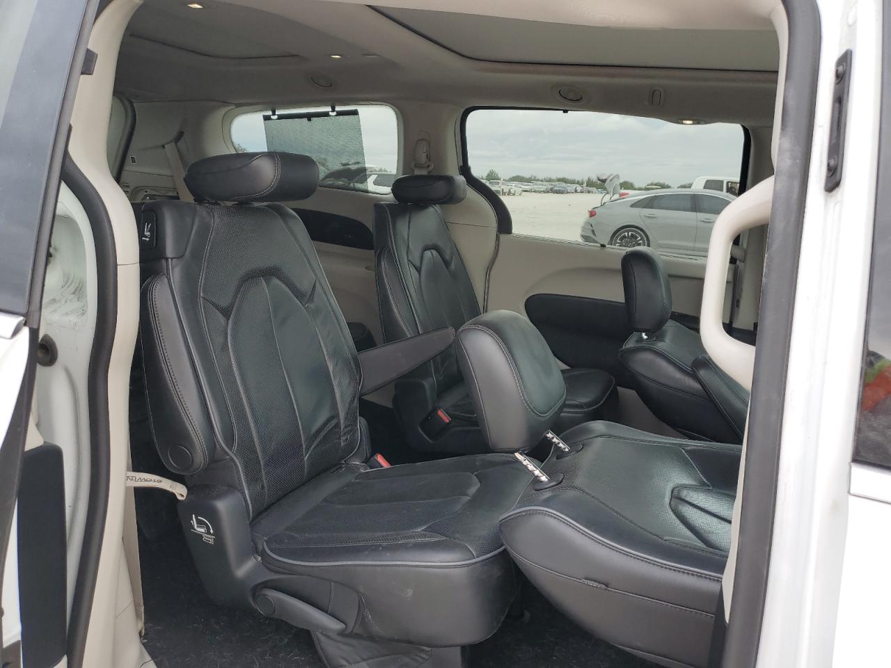 2020 Chrysler Pacifica - Image 11