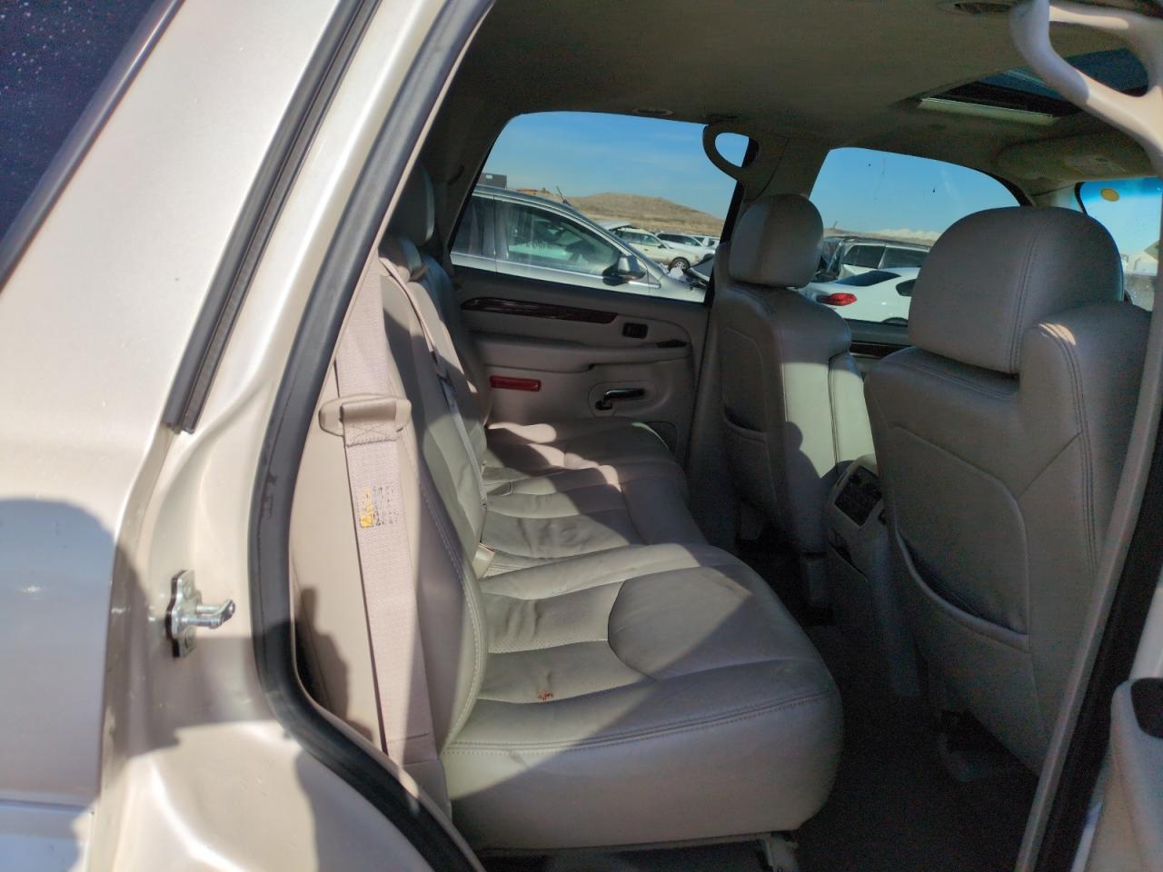 2004 Cadillac Escalade - Image 10