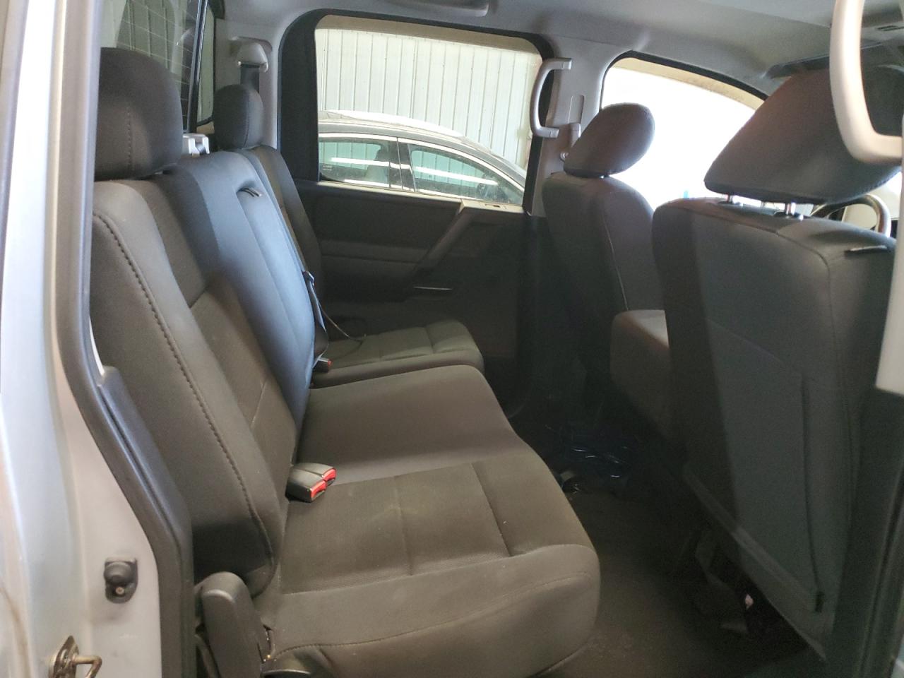 2010 Nissan Titan - Image 10