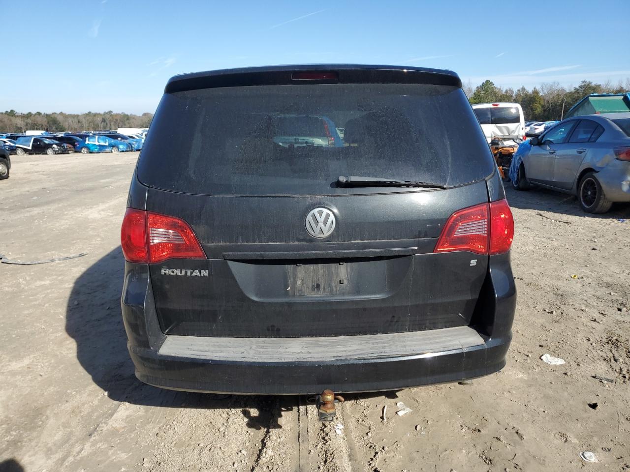 2013 Volkswagen Routan - Image 6