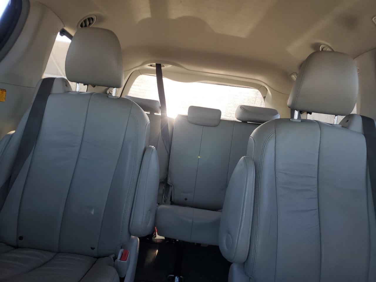 2013 Toyota Sienna - Image 10