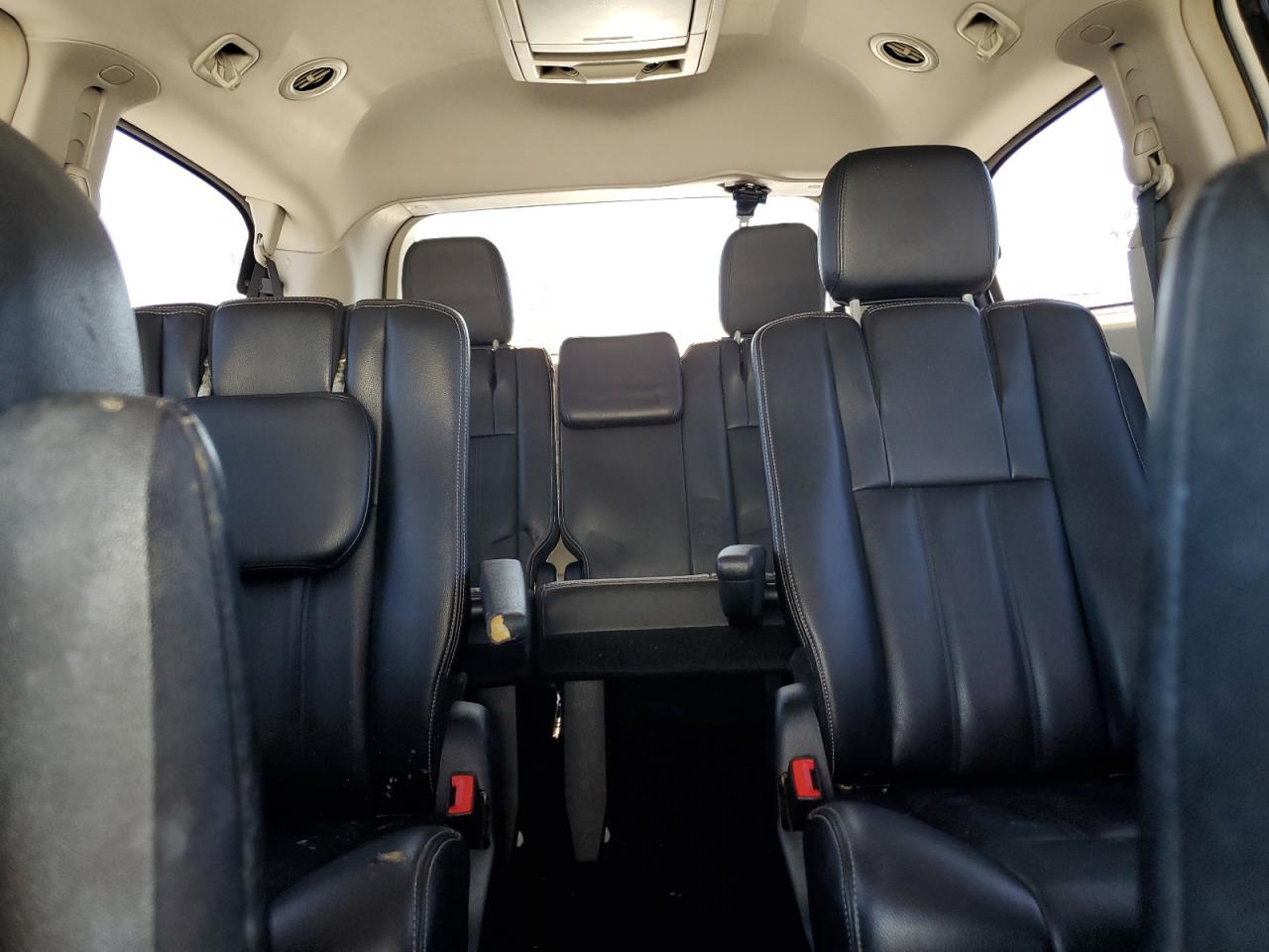 2013 Chrysler Town & Country - Image 10