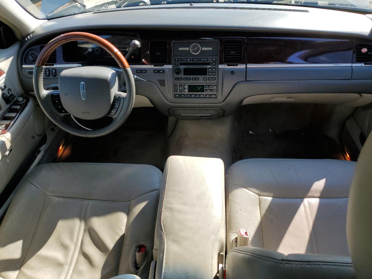 2011 Lincoln Town Car - Image 8