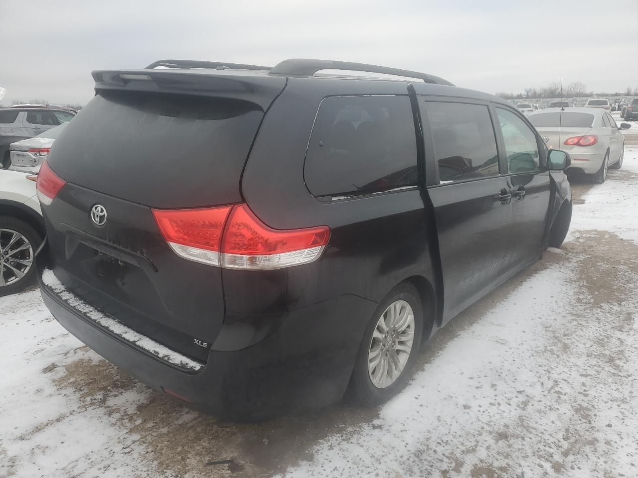 2011 Toyota Sienna - Image 3