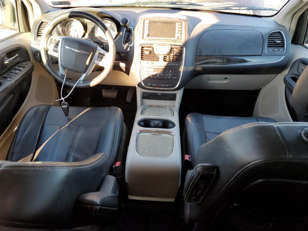 2013 Chrysler Town & Country - Image 8