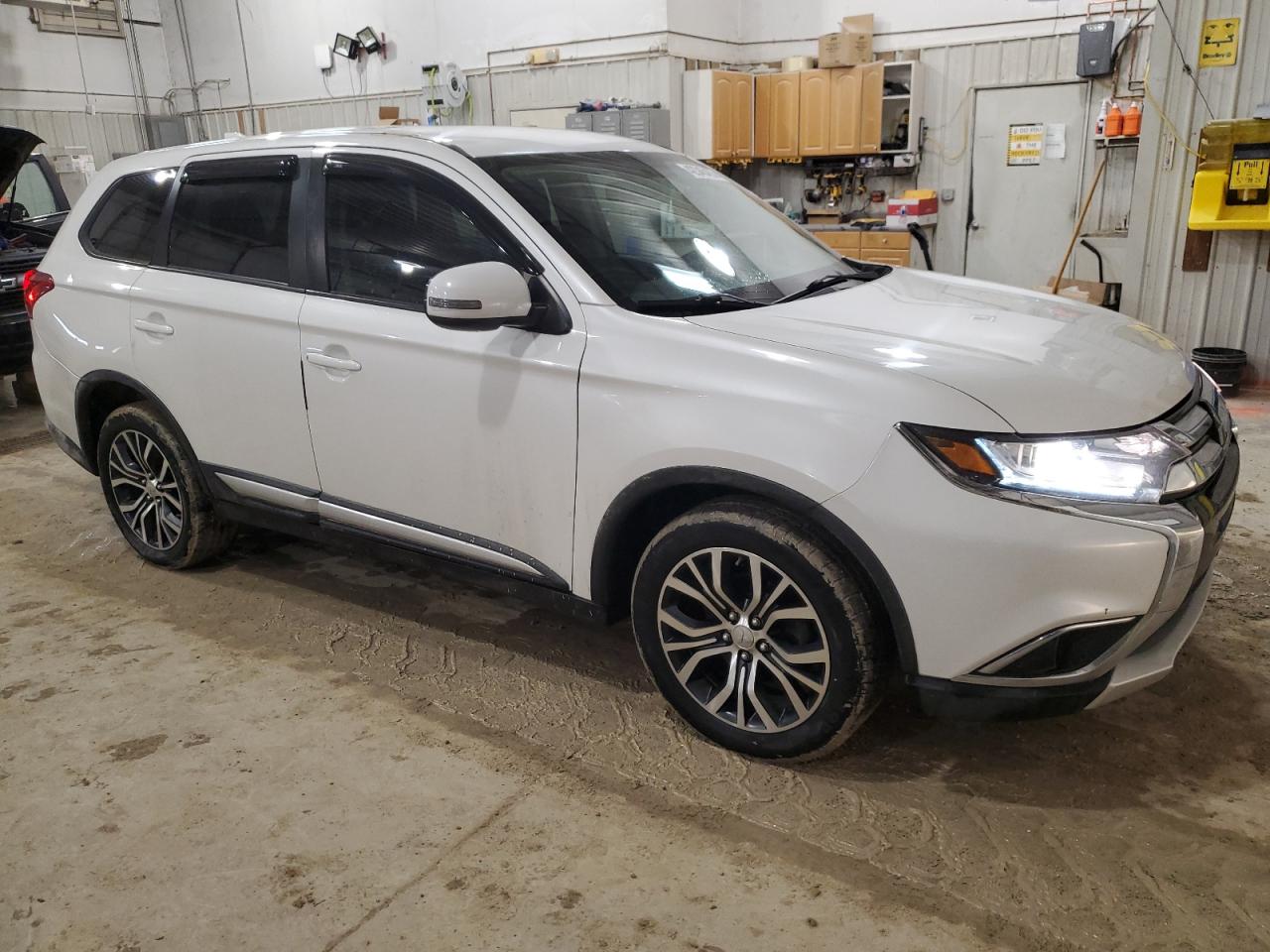 2017 Mitsubishi Outlander - Image 4