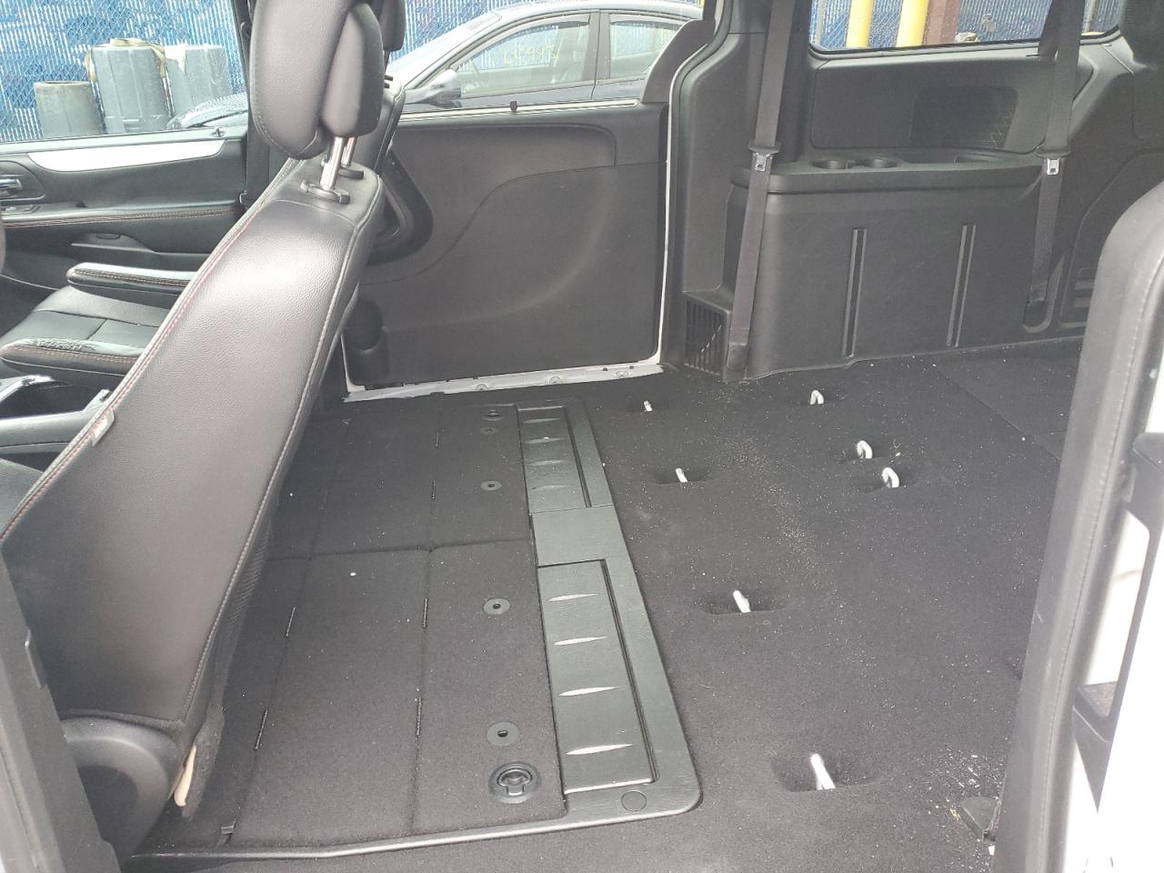 2020 Dodge Caravan - Image 11