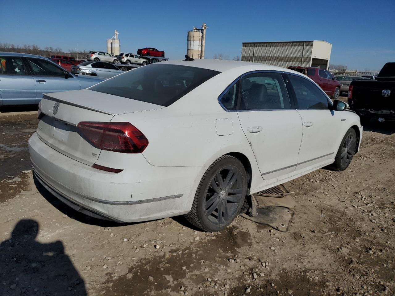 2017 Volkswagen Passat - Image 3