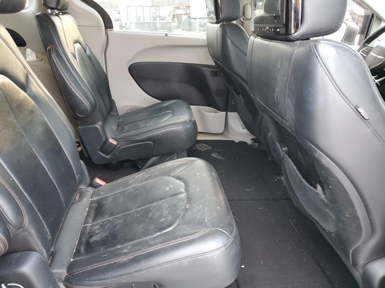2017 Chrysler Pacifica - Image 11
