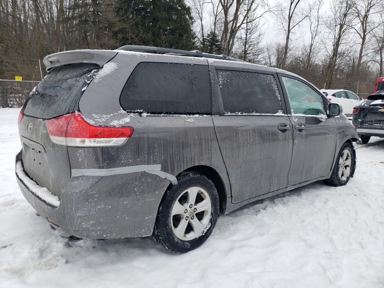 2011 Toyota Sienna - Image 3