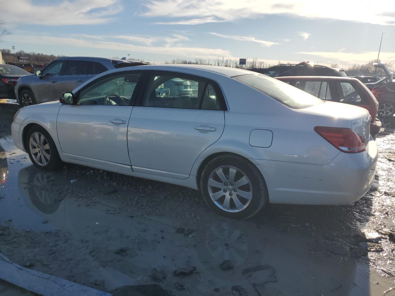 2005 Toyota Avalon - Image 2