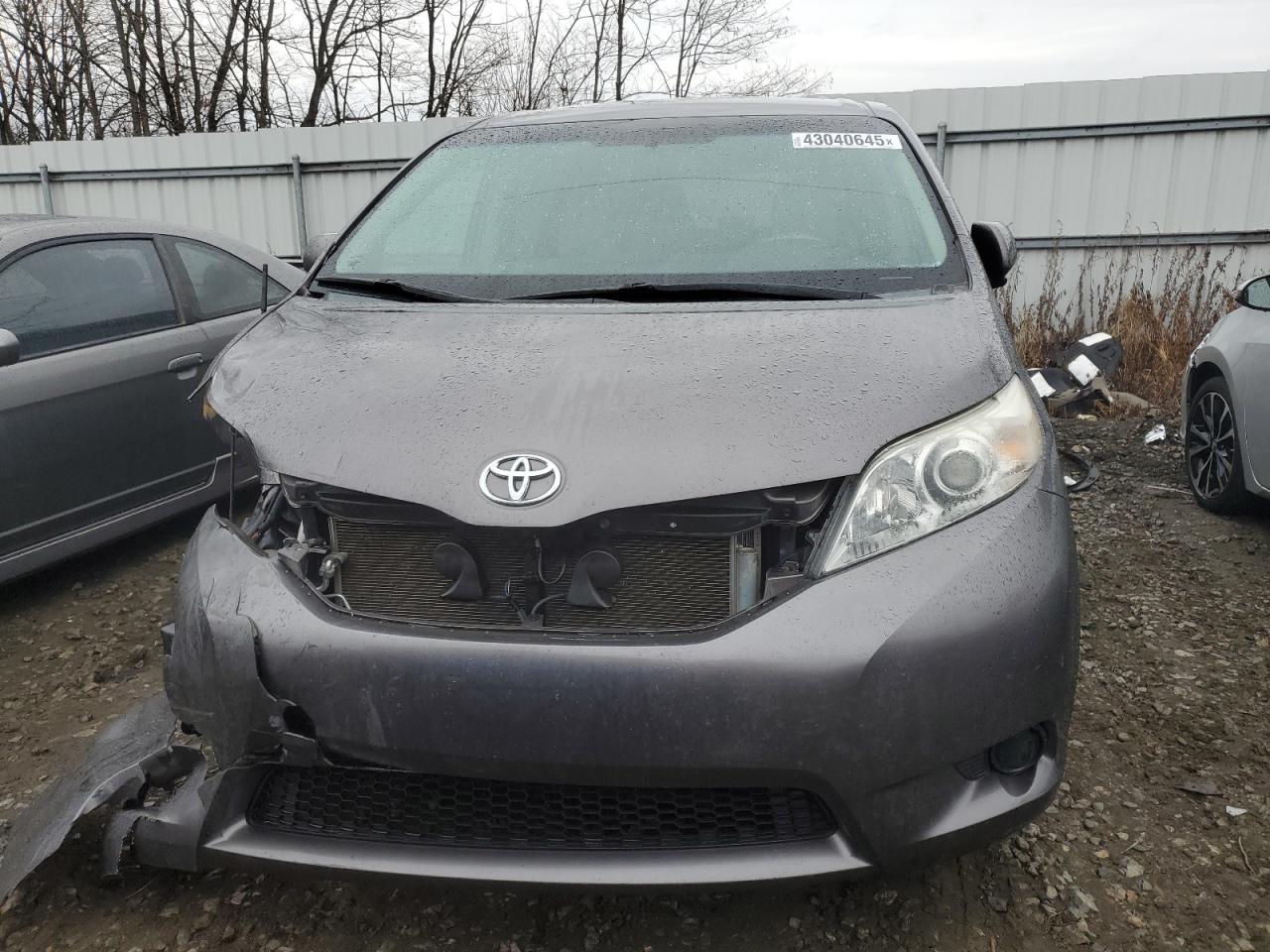 2013 Toyota Sienna - Image 5