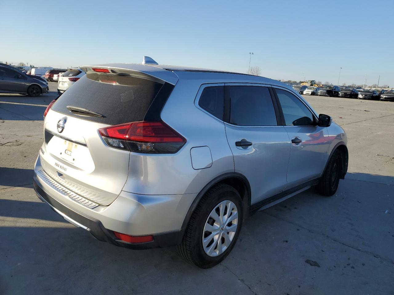 2017 Nissan Rogue - Image 3