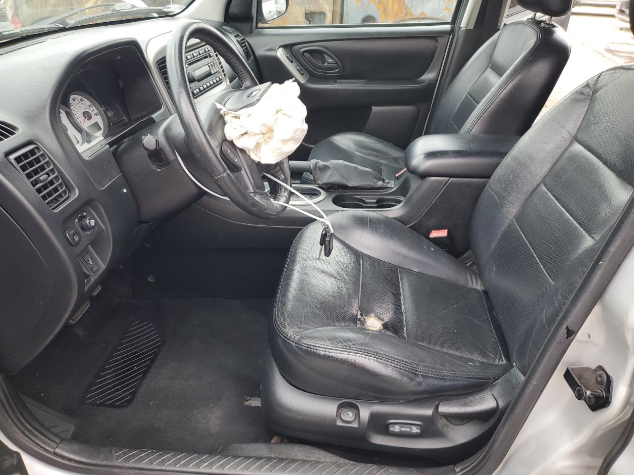 2005 Ford Escape Limited VIN: 1FMCU04115KA15781 Lot: 89275085